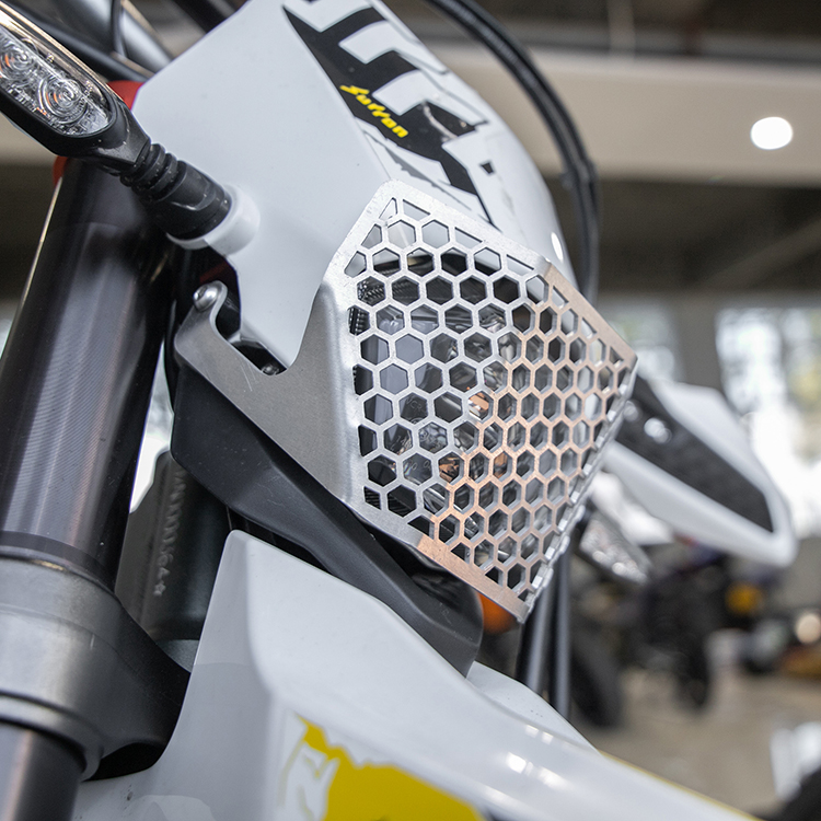 Sur-Ron Ultra Bee Dirt ebike的摩托车灯罩护罩